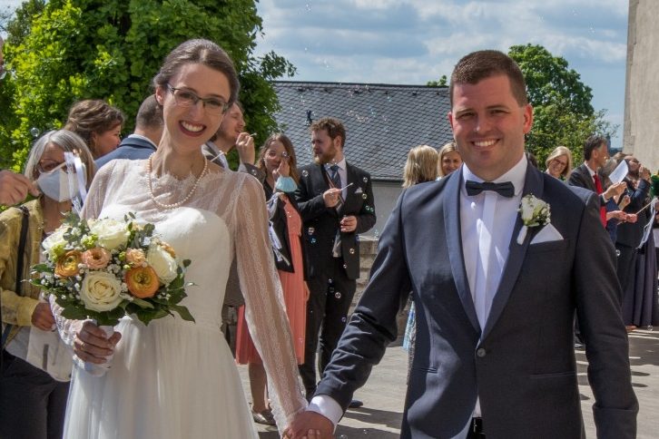 Kirchlich heiraten Würzburg Brautpaar vor der Kirche Mariannhill Würzburg